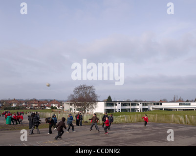 WEMBLEY GRUNDSCHULE WALTERS UND COHEN 2009 ALLGEMEINE ANSICHT MIT SCHULHOF UND KINDER Stockfoto