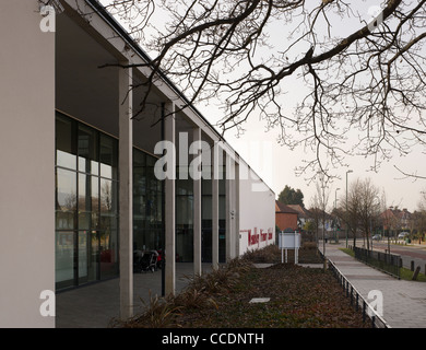 WEMBLEY GRUNDSCHULE WALTERS UND COHEN 2009 SCHRÄG MAIN EINGANG HÖHE Stockfoto