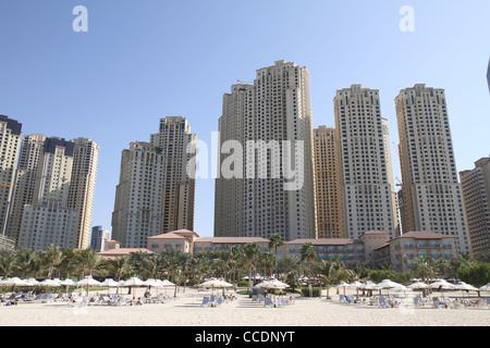 Blick vom Strand auf die Dubai Marina mit dem Ritz-Carlton-Hotel an der Spitze. Stockfoto