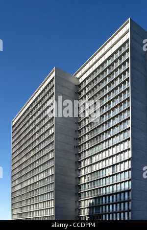 LEON HAUS, WORDSEARCH DESIGN, CROYDON, UK, 2009. ÄUßEREN TAG ZEIT BLICK AUF DIE GEBÄUDE-FASSADE GEGEN DEN KLAREN BLAUEN HIMMEL Stockfoto