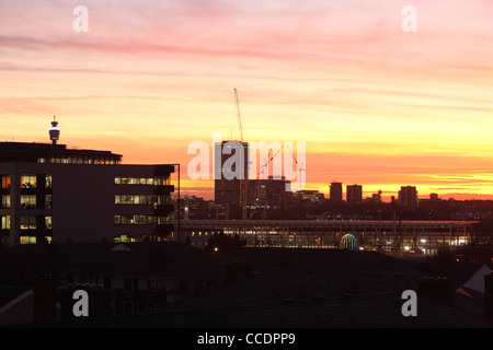 Auf der Suche nach Süd-west Richtung Norden London Kings Cross bei Sonnenuntergang Stockfoto