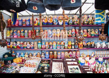 Souvenir Stall zu verkaufen russische Puppen in der Nähe von St Andrew Church in Andreewskij Usviz, Podil, Kiew, Ukraine, Osteuropa Stockfoto
