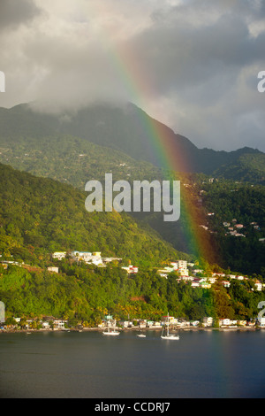 Regenbogen über der tropischen Karibik Insel Dominica, Leeward-Inseln, West Indies Stockfoto