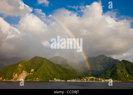 Regenbogen über der tropischen Karibik Insel Dominica, Leeward-Inseln, West Indies Stockfoto