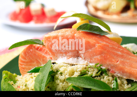 Lachsfilet und Couscous, garniert mit frischem Salbei Stockfoto