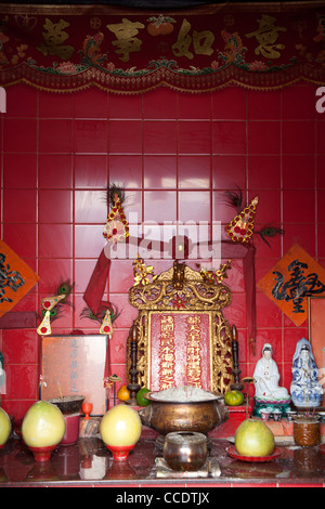 Angebote in einem Schrein in der Tin-Hau-Tempel in Stanley, Hong Kong SAR China Stockfoto