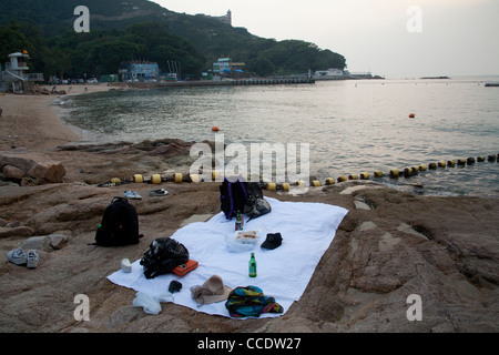 Verlassene Gegenstände und Kleidung auf ein Strandtuch auf St Stephens Beach, Stanley, England UK Stockfoto