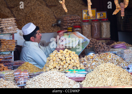 Verkäufer, lesen eine Zeitung auf einen Snack Shop, Murree, Provinz Punjab, Pakistan Stockfoto