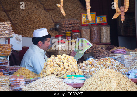 Verkäufer, lesen eine Zeitung auf einen Snack Shop, Murree, Provinz Punjab, Pakistan Stockfoto