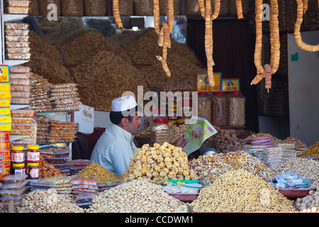 Verkäufer, lesen eine Zeitung auf einen Snack Shop, Murree, Provinz Punjab, Pakistan Stockfoto