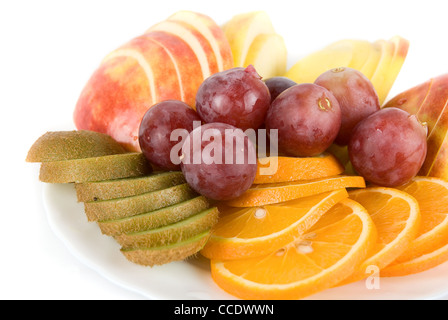 Gesunde Kombination von frischen Früchten mit Orange, Kiwi, Trauben und Apfel Stockfoto
