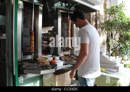 Gyro (Gericht aus Fleisch gebraten auf einem vertikalen Spieß), Pita, Bairaktaris Taverne, Monastiraki-Platz, Athen, Attika, Griechenland Stockfoto