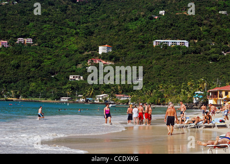 Urlauber am Strand, Roadtown, Tortola, Britische Jungferninseln, Karibik, West Indies. Stockfoto