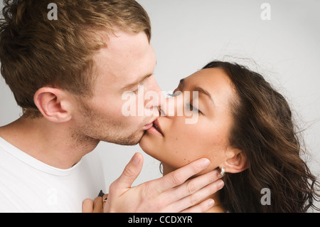 Junge Paar küssen und genießen einander Stockfoto