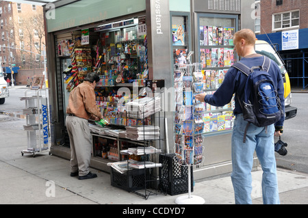 Touristischen sammeln Postkarten an Presse-Kiosk, New York City, USA Stockfoto