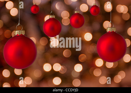 Weihnachtskugeln mit verschwommenen hellen Hintergrund Stockfoto