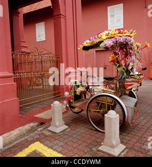 Touristische Velo-rikscha außerhalb Christus Kirche in Dutch Square in Malacca Melaka in Malaysia in Fernost Südostasien. Tourismus Beruf Reisen Stockfoto