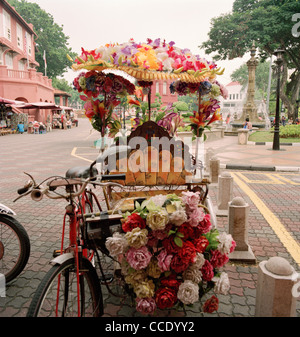 Touristische Velo-rikscha außerhalb Christus Kirche in Dutch Square in Malacca Melaka in Malaysia in Fernost Südostasien. Tourismus Beruf Reisen Stockfoto