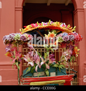 Touristische Velo-rikscha außerhalb Christus Kirche in Dutch Square in Malacca Melaka in Malaysia in Fernost Südostasien. Tourismus Beruf Reisen Stockfoto