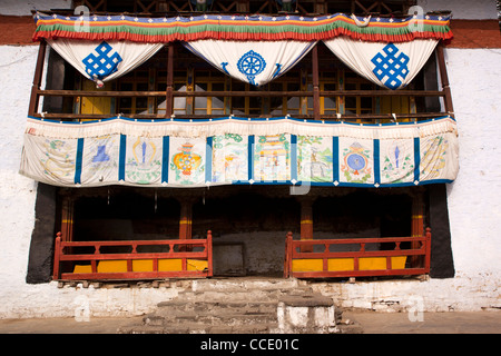 Indien, Arunachal Pradesh, Tawang, Hügel buddhistischer Gompa, Gebetsraum, verziert mit bunten Textilien Stockfoto