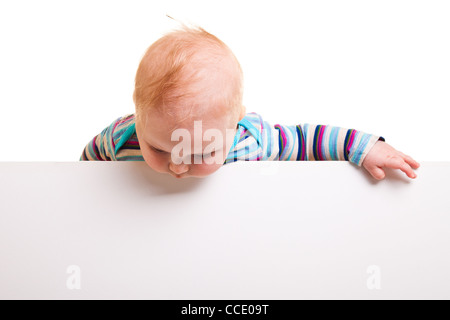 Säugling Baby hinter Whiteboard mit viel Exemplar für Werbung Stockfoto