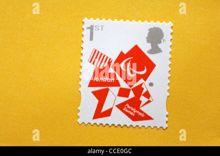 1. Klasse Briefmarke für die Paralympischen Spiele London 2012 auf gelbem Umschlag - 1. Klasse Briefmarke Stockfoto