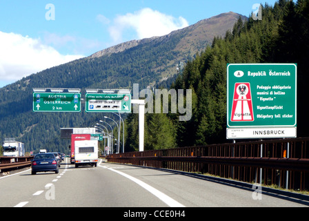 Autoverkehr in der österreichischen Tollhouse auf dem Brenner-Pass in Österreich. Stockfoto