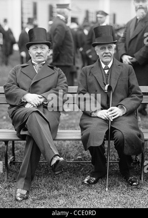 Der ehemalige französische Premierminister René Viviani (links) und der ehemalige britische Premierminister Arthur James Balfour (1. Earl of Balfour) sitzen zusammen bei einem Gipfeltreffen in Washington, D.C. im Jahre 1917. Stockfoto