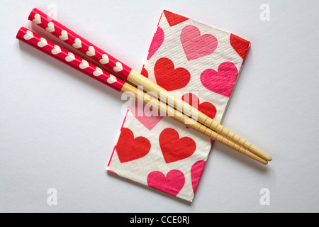 Herz Stäbchen auf Serviette mit Herz auf weißem Hintergrund platziert - Begriff der Romantik romantisch Essen für Valentinstag, Valentinstag Stockfoto