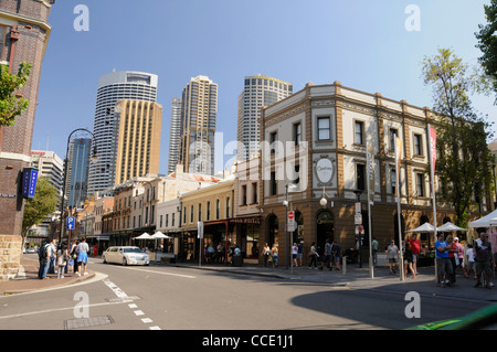 Eine Reihe kleiner viktorianischer Geschäfte mit Veranda in der George Street in The Rocks, einem historischen Vorort von Sydney in New South Wales, Australien. Stockfoto