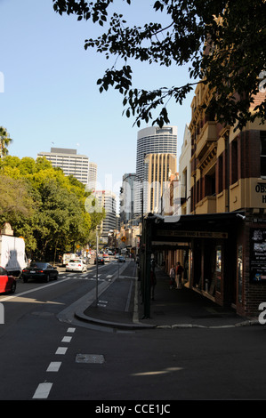 Eine Reihe kleiner viktorianischer Geschäfte mit Veranda in der George Street in The Rocks, einem historischen Vorort von Sydney in New South Wales, Australien. Stockfoto