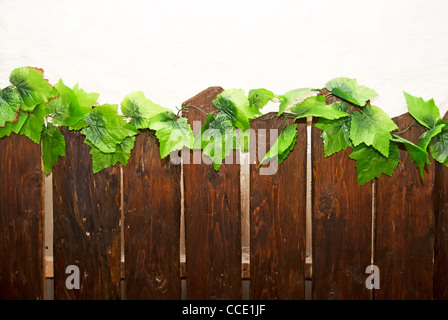 Teil der Holzzaun auf weiße Wand Hintergrund Stockfoto