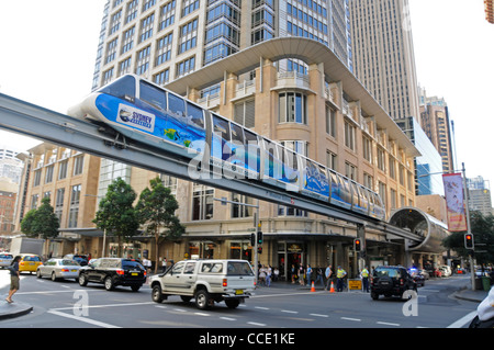 Eine Sydney-Einschienenbahn, die die George Street im Zentrum von Sydney, New South Wales, Australien, überquert Stockfoto