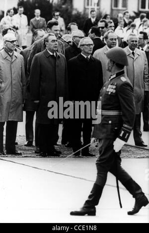 Militärisches Zeremoniell zu Beginn des Staatsbesuchs von der sowjetische Parteichef Leonid Brezhnev in Ost-Berlin 1973. Stockfoto