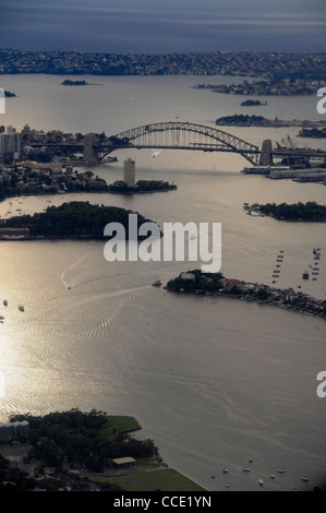 Blick am frühen Morgen auf den Hafen von Sydney und die Hafenbrücke in Sydney, New South Wales, Australien Stockfoto