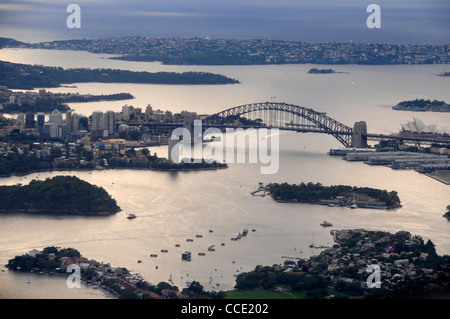 Blick am frühen Morgen auf den Hafen von Sydney und die Hafenbrücke in Sydney, New South Wales, Australien Stockfoto