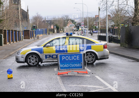 Polizei Auto schließt eine Straße an der Szene einer Sicherheitsmeldung Stockfoto
