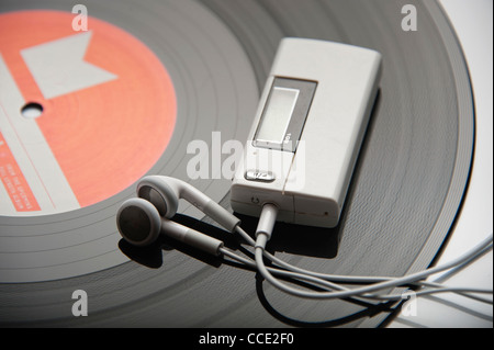 MP3-Player auf einer Vinyl-Schallplatte Stockfoto