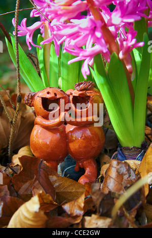 Adam und Eva im Paradies für Frühjahr mit rosa Blüten Stockfoto