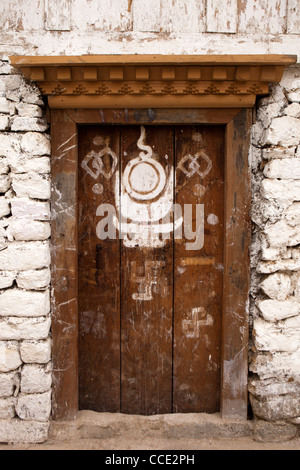 Indien, Arunachal Pradesh, Tawang Gompa, alte hölzerne Tür gemalt mit primitiven buddhistische Symbole Stockfoto