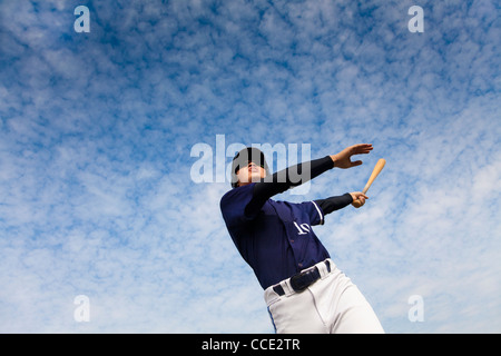 junge Baseballspieler, der eine Schaukel Stockfoto