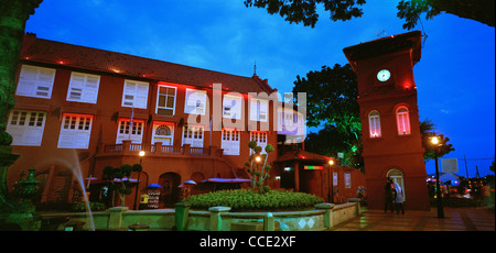 Bunte Nacht am Stadthuys in Dutch Square in Malacca Melaka in Malaysia in Fernost Südostasien. Bunte Reise Stockfoto