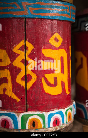 Indien, Arunachal Pradesh, Tawang Gompa, bunt bemalt mit tibetisch-buddhistische Mantras Gebetsmühle Stockfoto