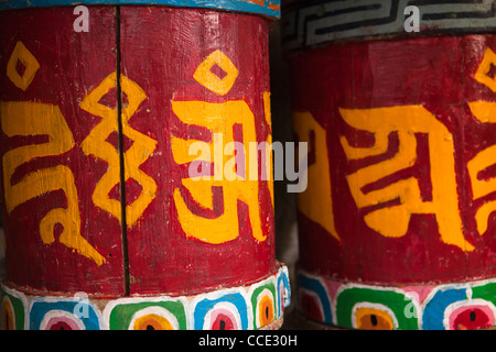 Indien, Arunachal Pradesh, Tawang Gompa, bunt bemalt mit tibetisch-buddhistische Mantras Gebetsmühlen Stockfoto