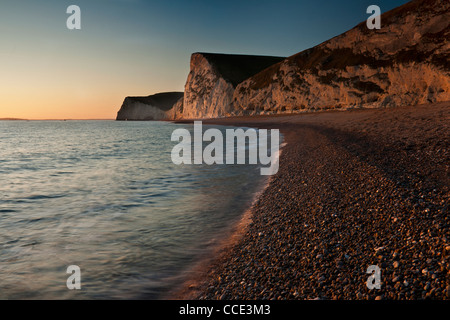 Fledermäuse Kopf Sonnenuntergang. Sonnenuntergang an den Klippen neben Durdle Door, tief stehender Sonne. Stockfoto