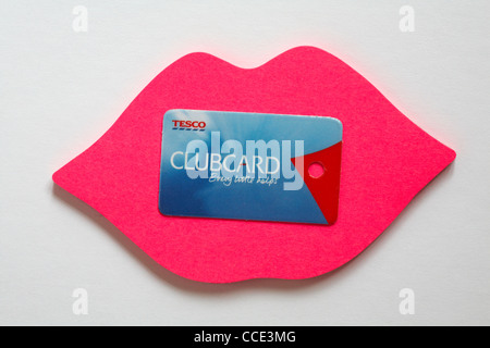 Tesco clubcard Jeder kleine hilft in der Mitte der rosa Lippen Post it Hinweis auf weißem Hintergrund Stockfoto