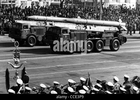 Militärparade der nationalen Volksarmee der DDR mit Rakete Fahrzeug 1979 in Ost-Berlin. Stockfoto