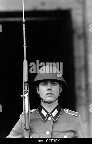 Soldat der nationalen Volksarmee der DDR in Ost-Berlin. Stockfoto