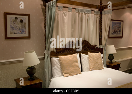 Himmelbett im Schlafzimmer im Cliff Head Hotel, St Austell, Cornwall Stockfoto