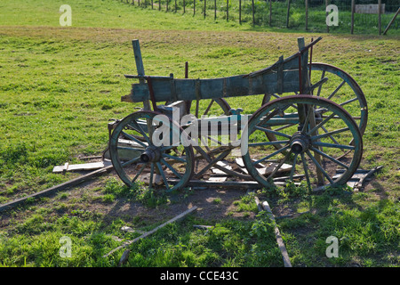 Alten Allrad Holzpferd Wagen auf einem Feld fallen langsam in Stücke Stockfoto